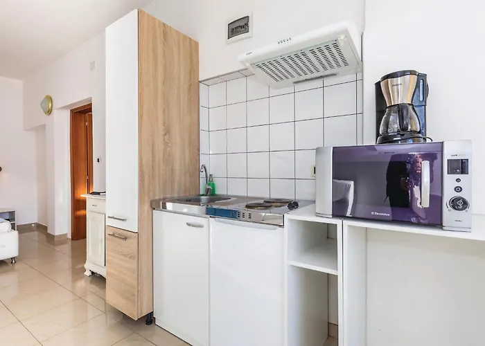 Дом отдыха 4 Bedroom Cozy In *