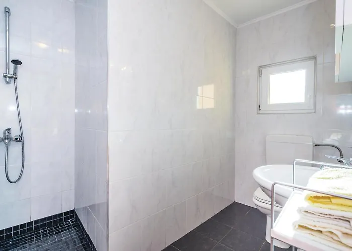 Дом отдыха 4 Bedroom Cozy In